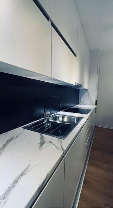 Priam Apartment Приштина Экстерьер фото