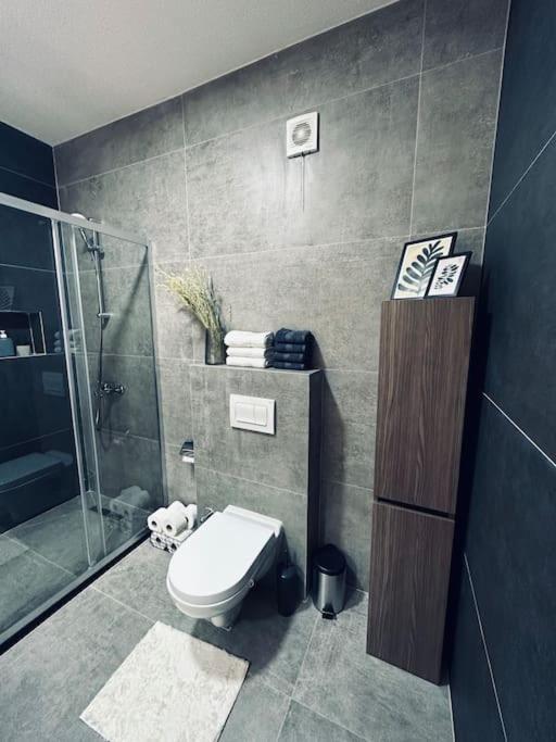 Priam Apartment Приштина Экстерьер фото